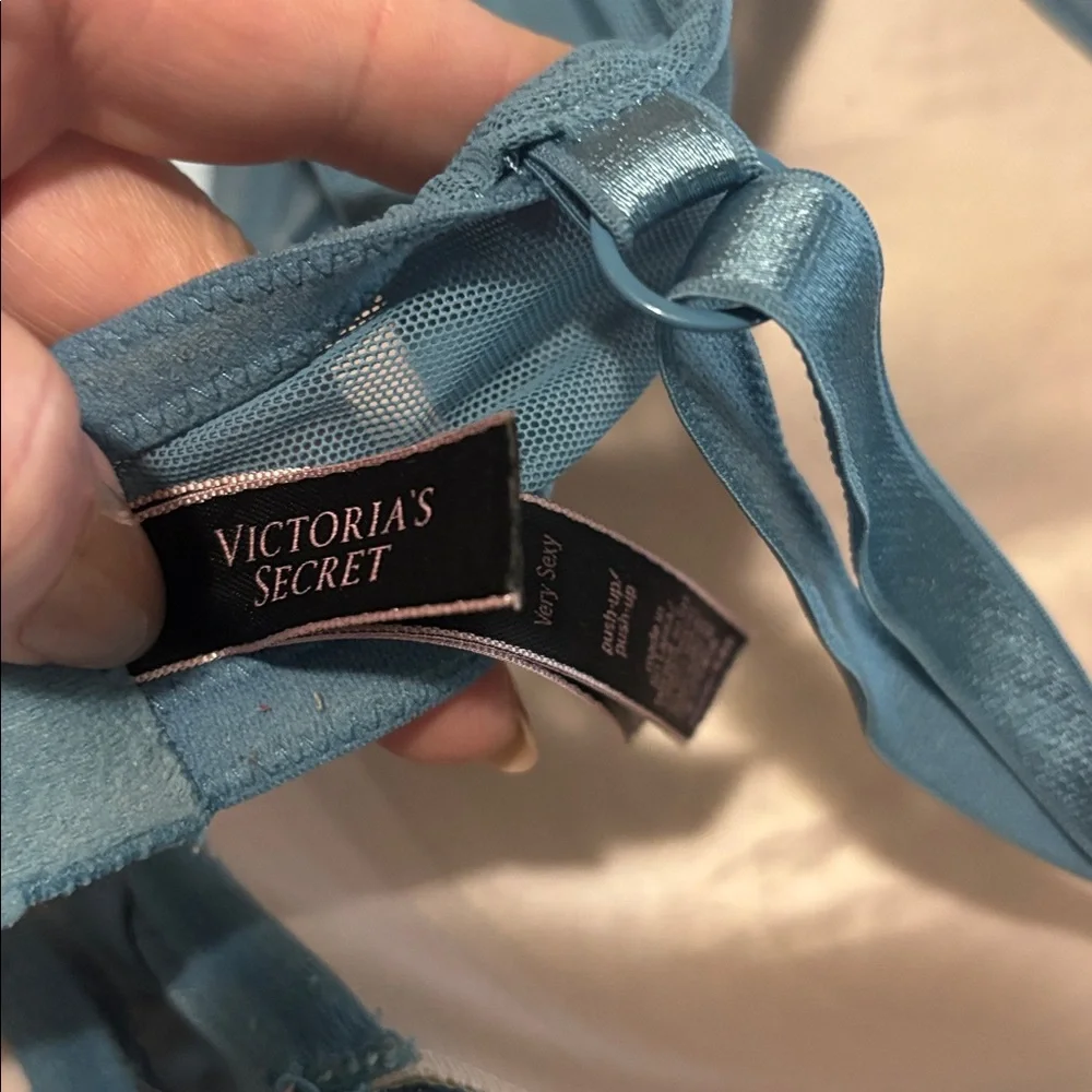 Victoria’s Secret Push Up 2 Cup sizes added Chantilly Lace Bra 38DD